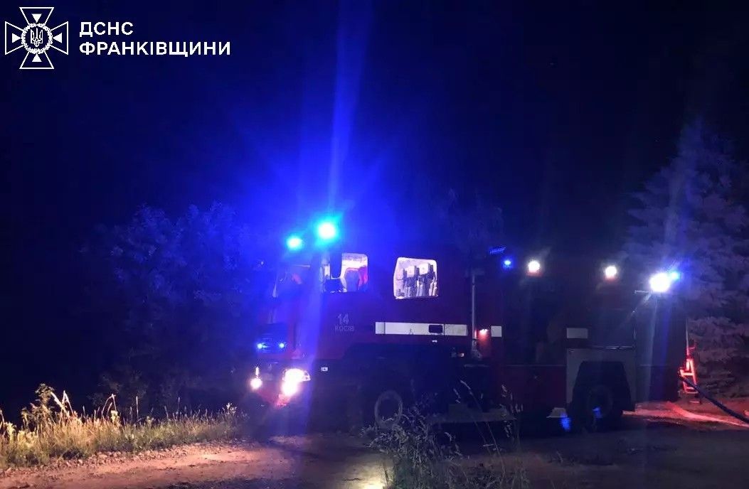 Посеред ночі на Косівщині спалахнула пожежа в колишній школі 1