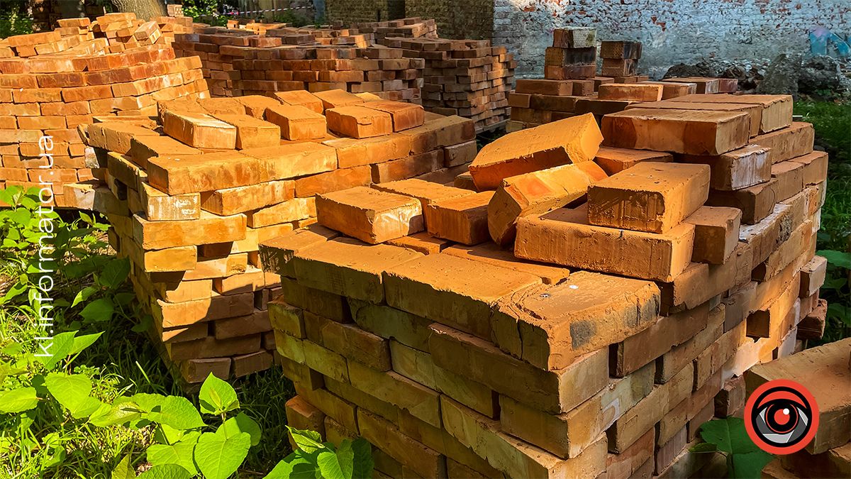 Для чого в парку Коломиї цегла і якої вона якості 3