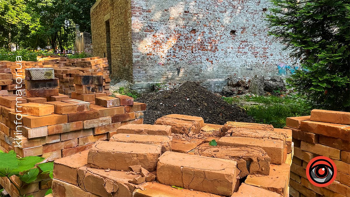 Як бачимо, чимало цеглин розсипається або ж перепалені