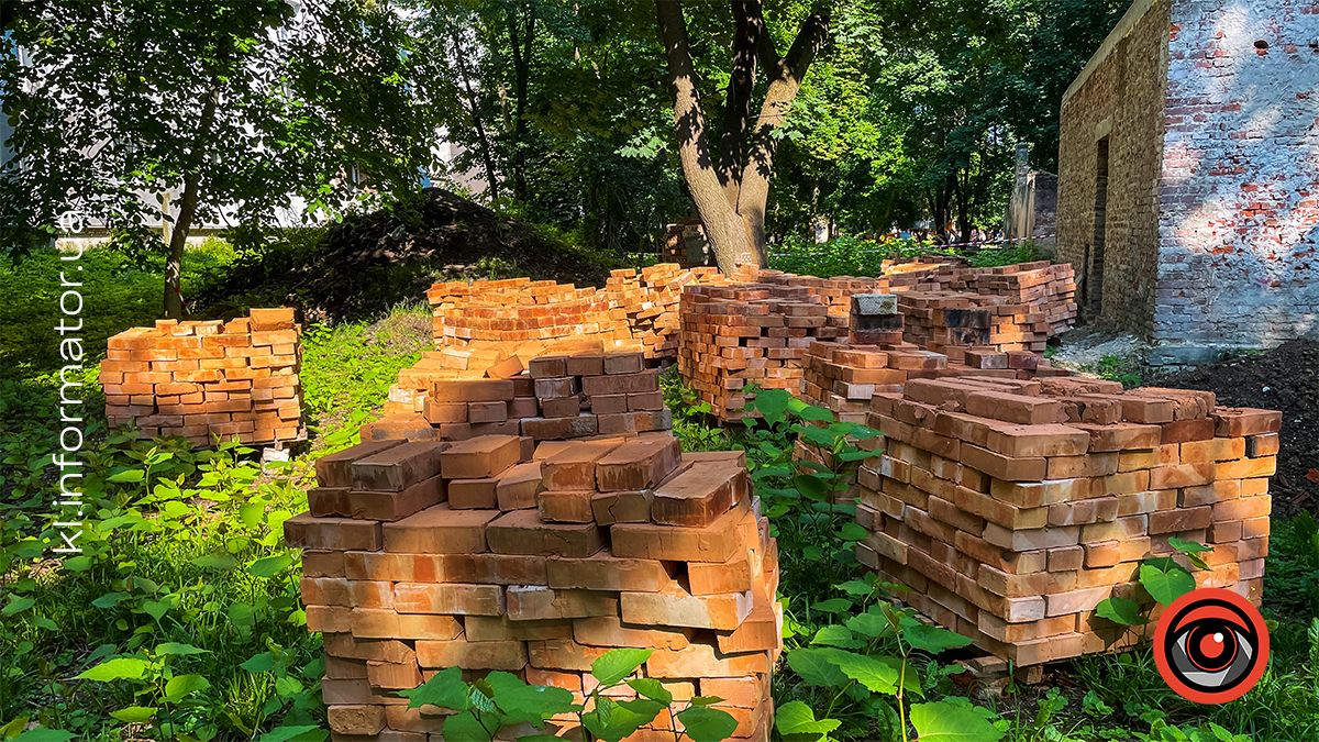 Для чого в парку Коломиї цегла і якої вона якості 4