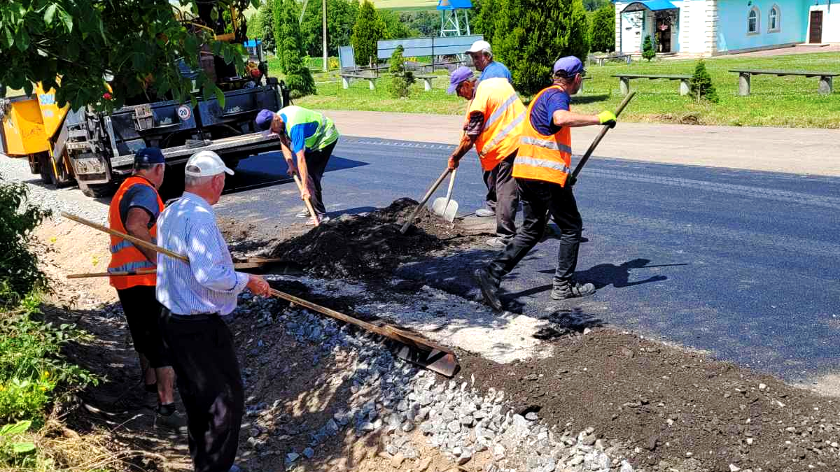 Майже 1,5 мільйона за 250 метрів дороги: у Семаківцях ремонтують дорогу до храму святого Миколая Чарнецького 1