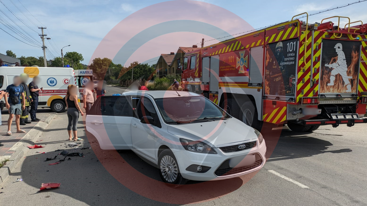 На вулиці Миколайчука в Коломиї зіткнулися легковик та мотоцикл 2