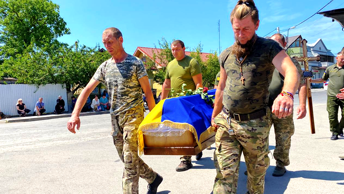 До Городенки прибув скорботний кортеж з тілом Володимира Каратника 2