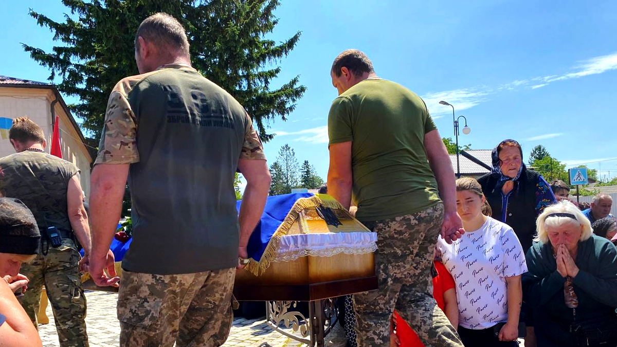 До Городенки прибув скорботний кортеж з тілом Володимира Каратника 3