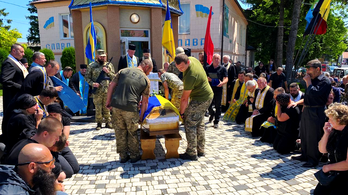 До Городенки прибув скорботний кортеж з тілом Володимира Каратника 4