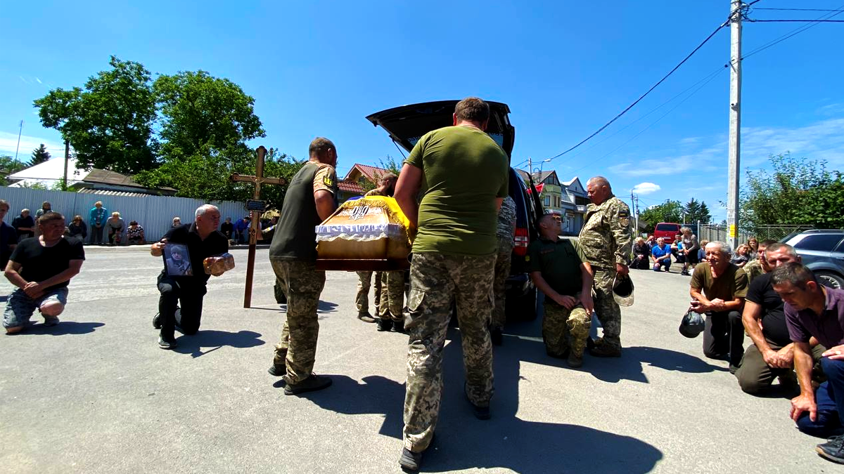 До Городенки прибув скорботний кортеж з тілом Володимира Каратника 6