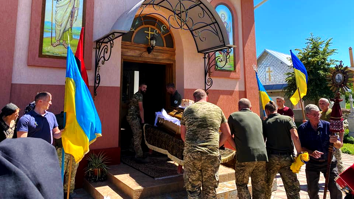 На Городенківщині громада попрощалася з полеглим захисником Богданом Гарасимчуком 5