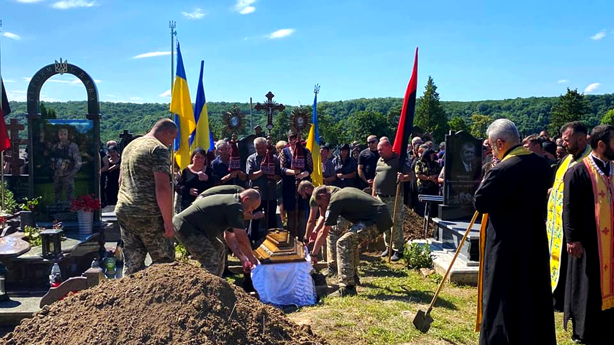На Городенківщині громада попрощалася з полеглим захисником Богданом Гарасимчуком 7