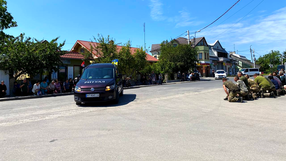 До Городенки прибув скорботний кортеж з тілом Володимира Каратника 1