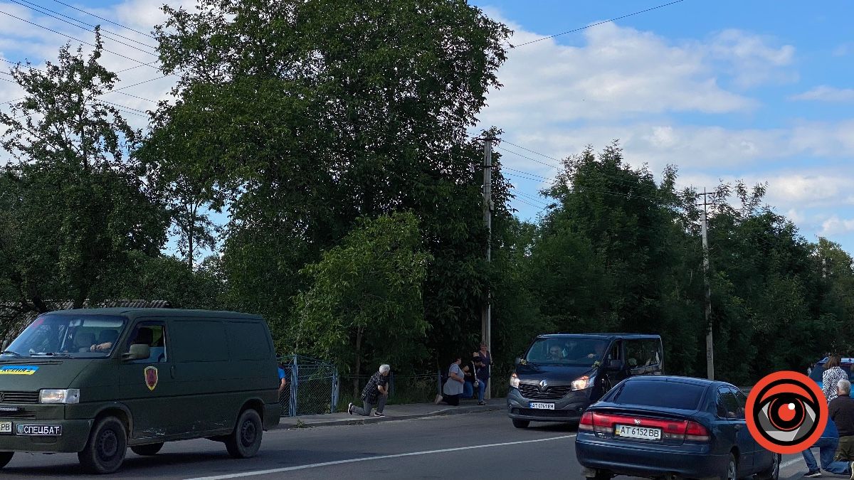 У Надвірній зустріли скорботний кортеж з тілом захисника Володимира Гамана 1