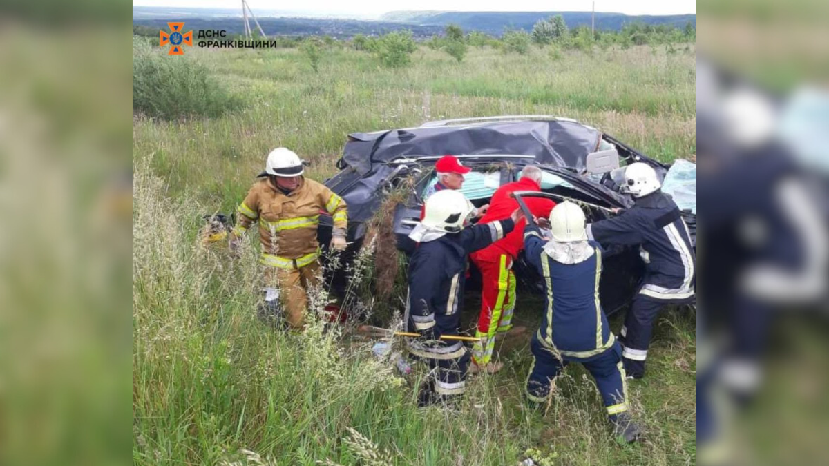 На Надвірнянщині рятувальники деблокували жінку з понівеченої автівки