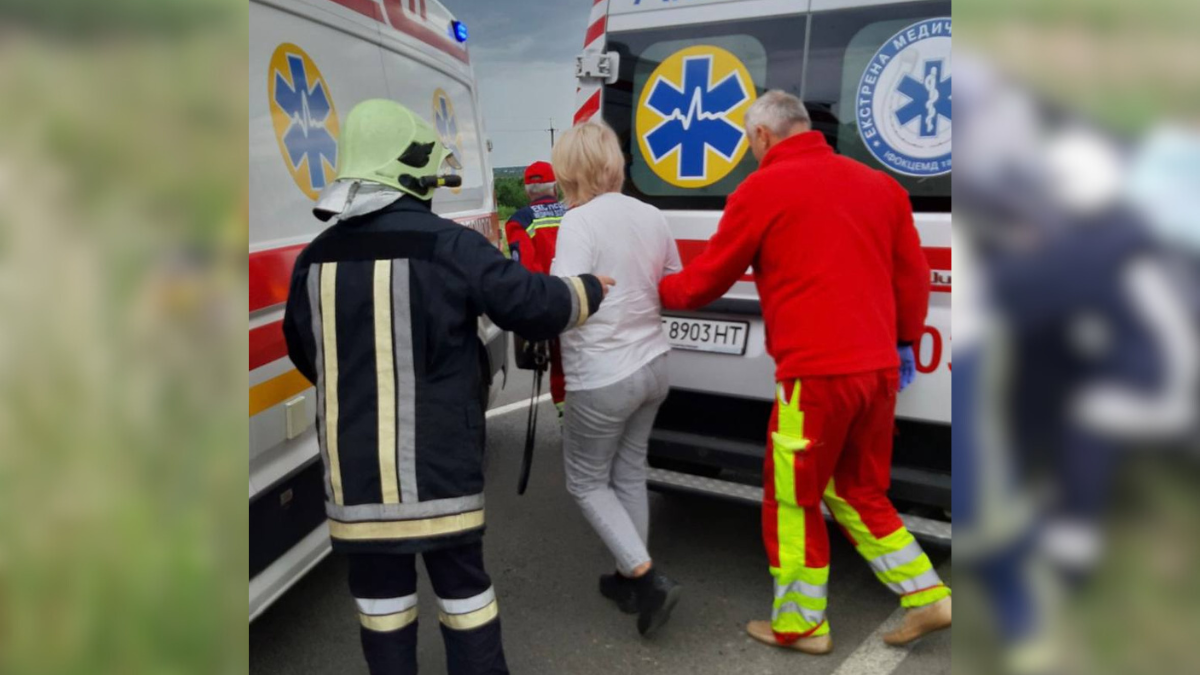На Надвірнянщині рятувальники деблокували жінку з понівеченої автівки 1