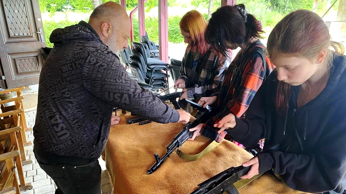 Юні гості з Харкова проходять вишкіл у Центрі патріотичного виховання в Кубаївці 3