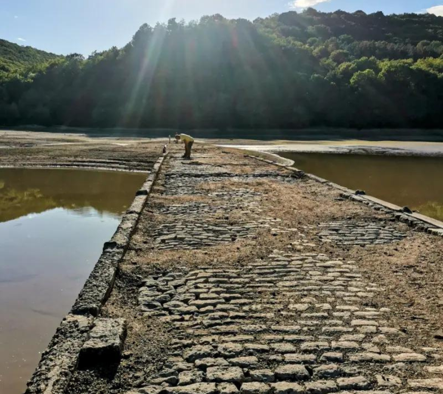 Історія загадкового мосту, який винирнув біля обмілілого Дністра 1