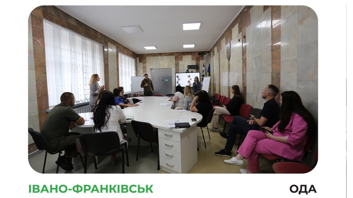 На Прикарпатті працівників ЦНАПів і не тільки вчили, як обслуговувати військових 1