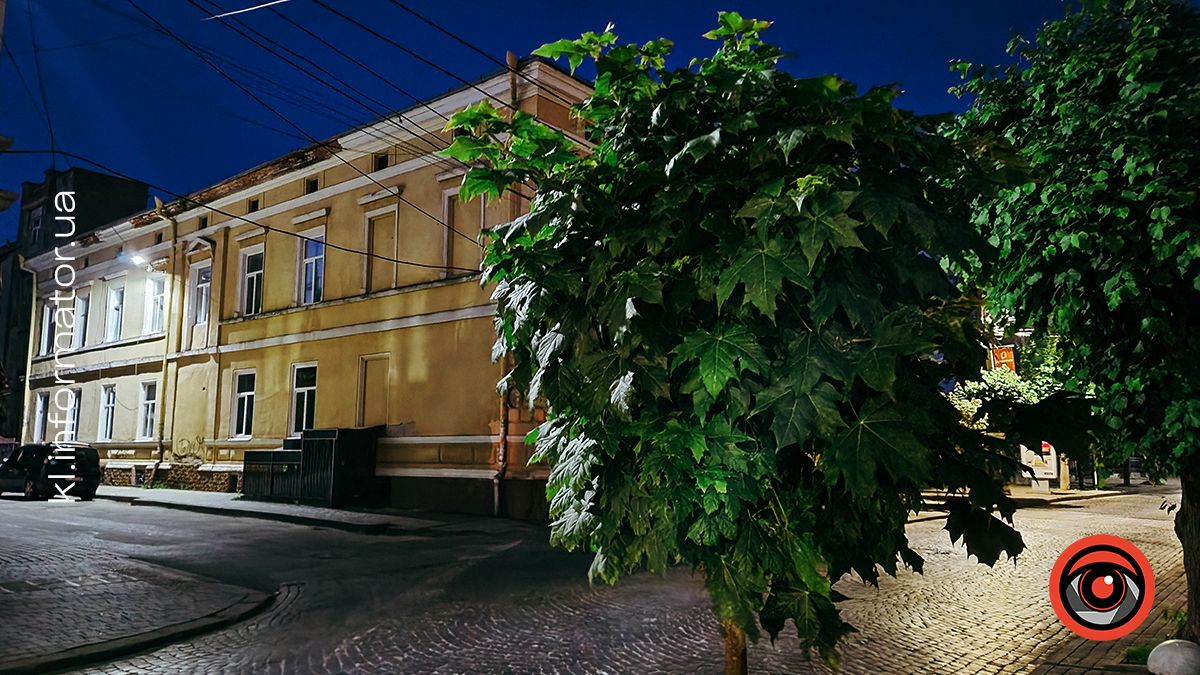 Спить натомлене місто... | Фото нічної малолюдної Коломиї 14