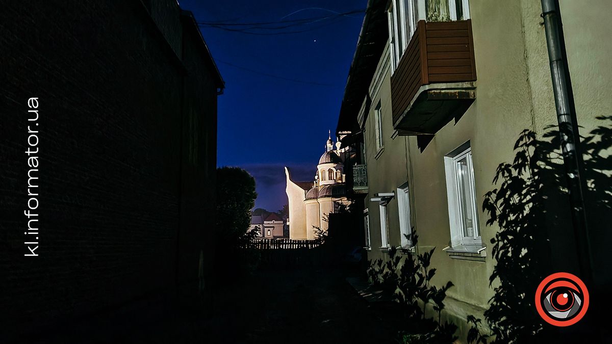 Спить натомлене місто... | Фото нічної малолюдної Коломиї 11
