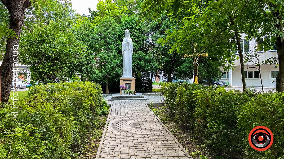 На бульварі Лесі Українки оновили скульптуру Матері Божої 5