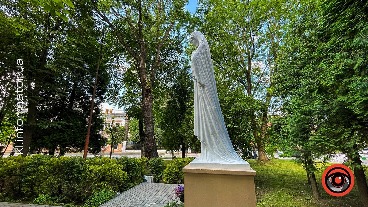 На бульварі Лесі Українки оновили скульптуру Матері Божої 3