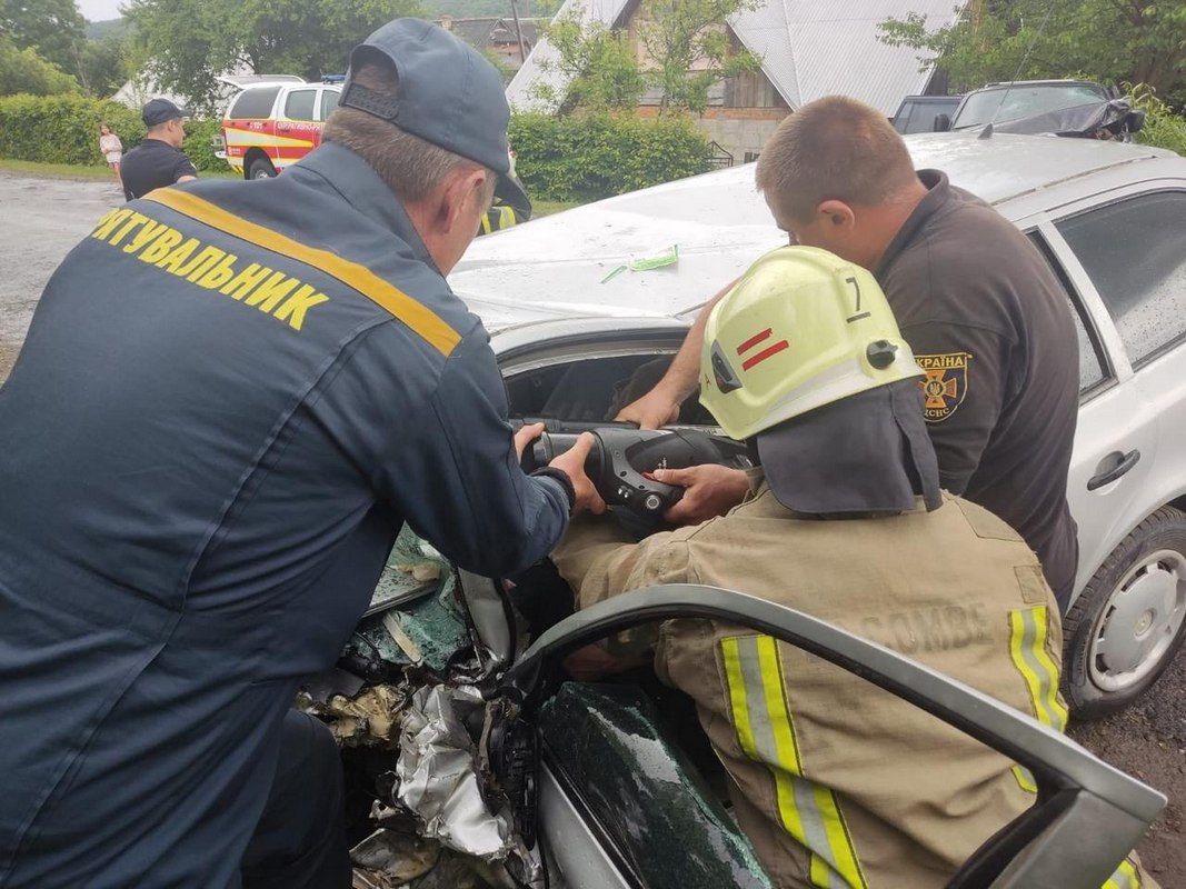 Моторошна ДТП у Печеніжині: розтрощено два автомобіля 5