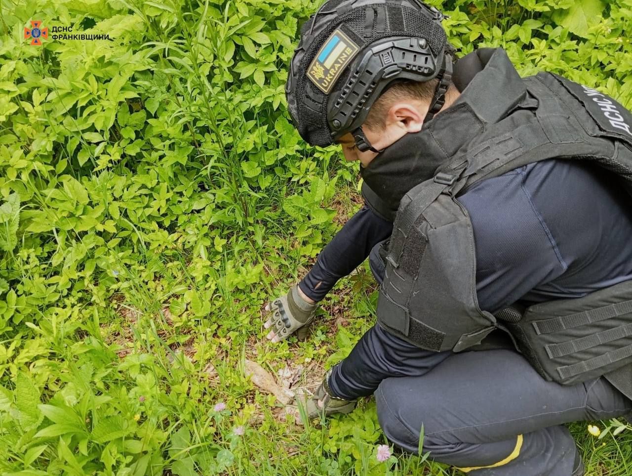 В лісі поблизу Яремче знешкодили боєприпас 1
