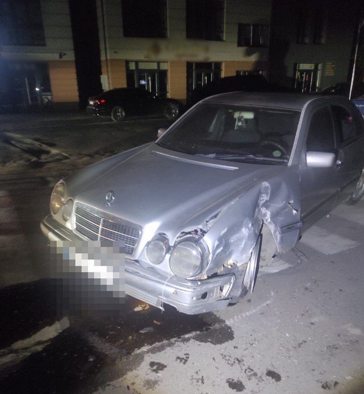 У Коломиї водій "Мерседесу" без посвідчення на швидкості врізався в знак 1