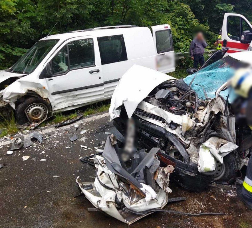 Автотроща на Коломийщині: зіткнулися два автомобіля 1