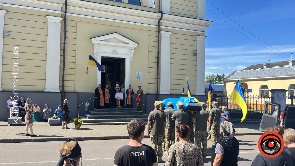 У Коломиї в останню дорогу провели загиблого воїна Романа Венгльовського 11