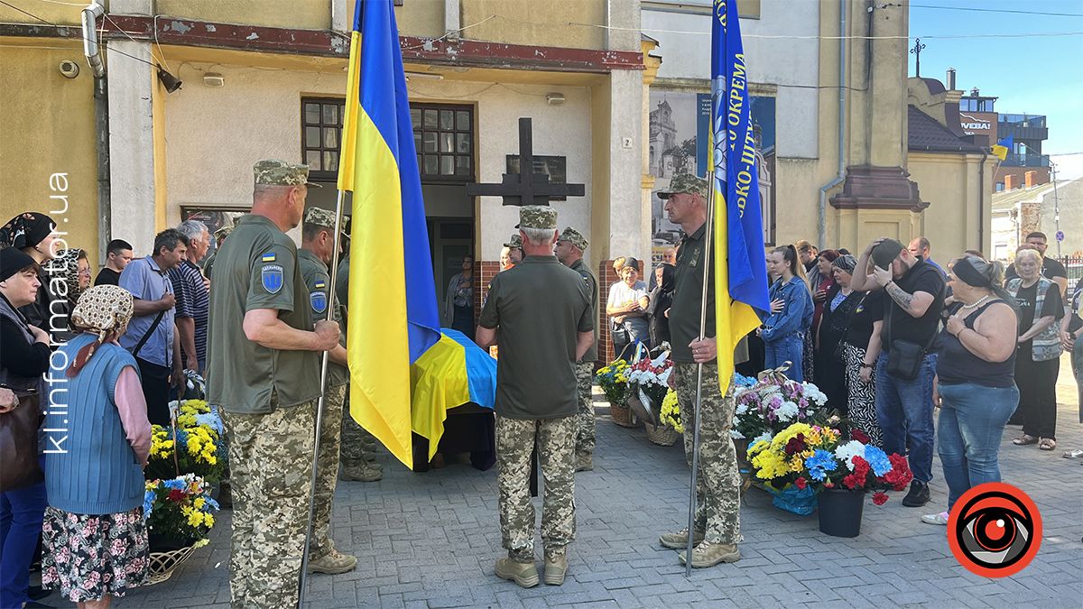 У Коломиї в останню дорогу провели загиблого воїна Романа Венгльовського 1