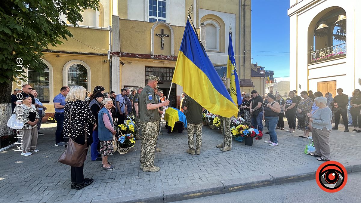 У Коломиї в останню дорогу провели загиблого воїна Романа Венгльовського 2