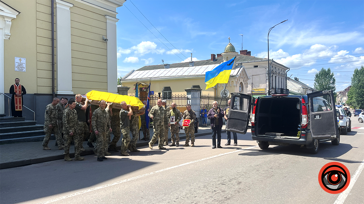 У Коломиї пройшла церемонія перепоховання загиблого воїна Віталія Кулінича 18