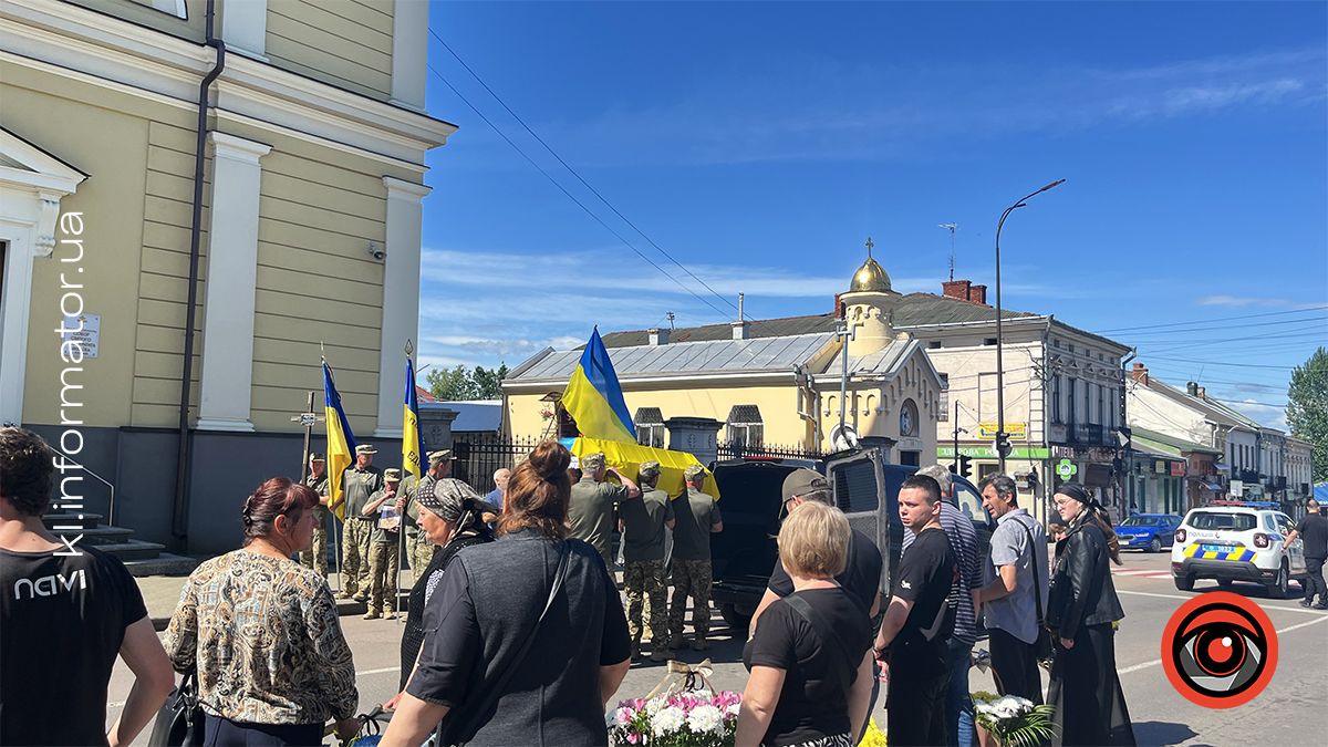 У Коломиї в останню дорогу провели загиблого воїна Романа Венгльовського 12