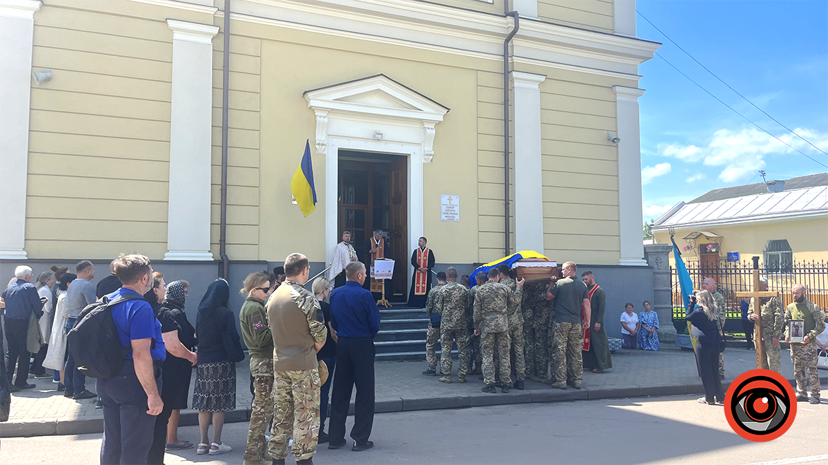 У Коломиї пройшла церемонія перепоховання загиблого воїна Віталія Кулінича 17