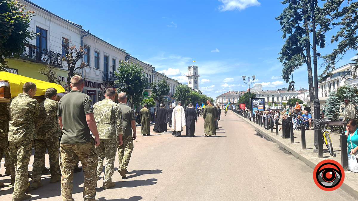 У Коломиї пройшла церемонія перепоховання загиблого воїна Віталія Кулінича 15