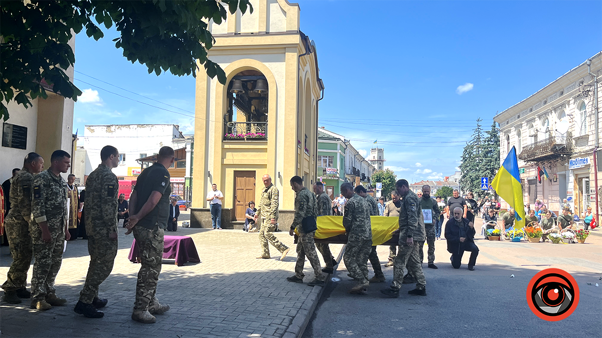 У Коломиї пройшла церемонія перепоховання загиблого воїна Віталія Кулінича 11