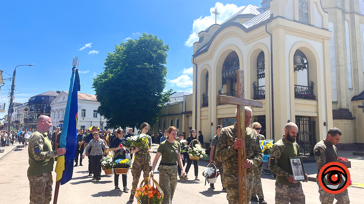 У Коломиї пройшла церемонія перепоховання загиблого воїна Віталія Кулінича 14