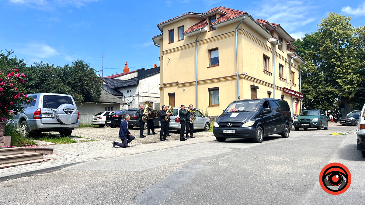 У Коломиї пройшла церемонія перепоховання загиблого воїна Віталія Кулінича 1
