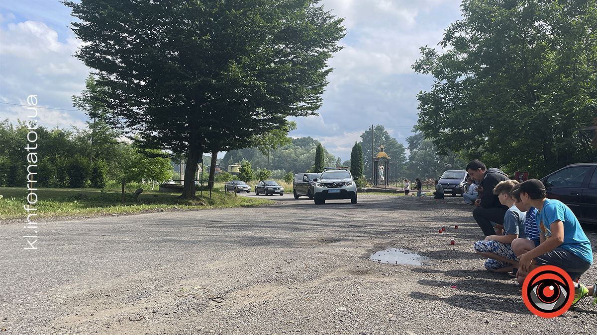 З квітами та навколішки на Коломийщині зустрічали загиблих захисників Василя Макарчука, Андрія Карпенюка та Віталія Черкаса 25