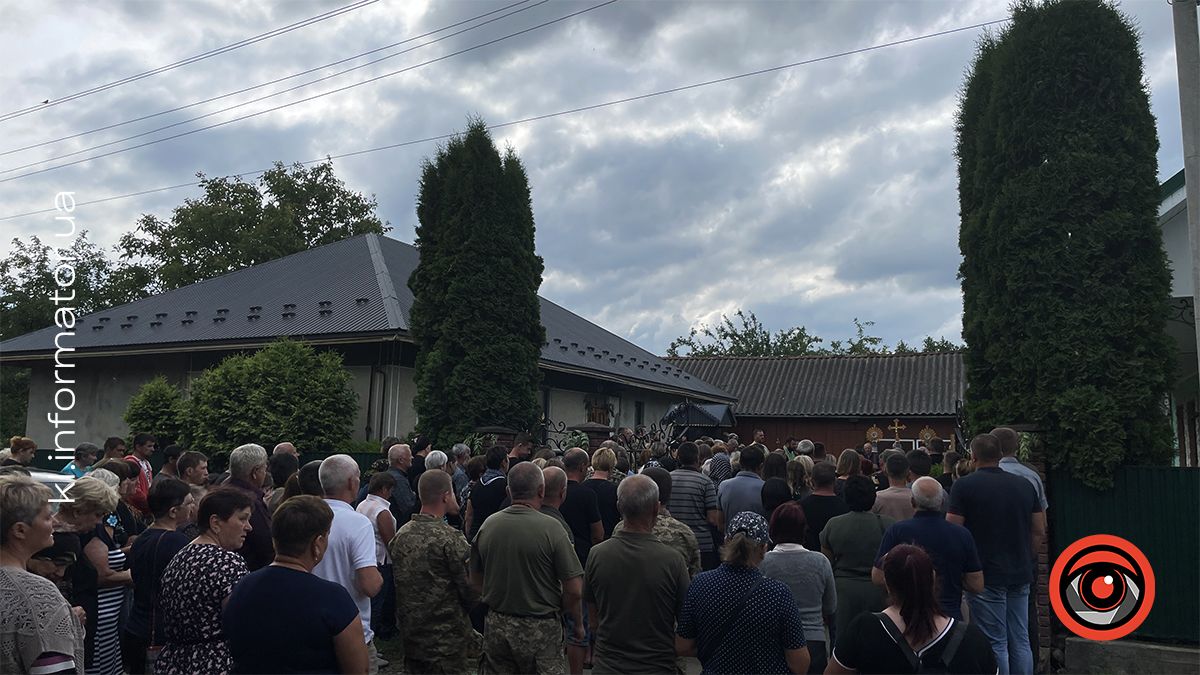 З квітами та навколішки на Коломийщині зустрічали загиблих захисників Василя Макарчука, Андрія Карпенюка та Віталія Черкаса 23