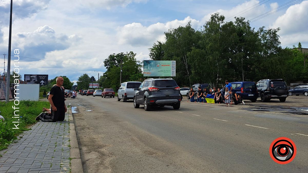 З квітами та навколішки на Коломийщині зустрічали загиблих захисників Василя Макарчука, Андрія Карпенюка та Віталія Черкаса 19