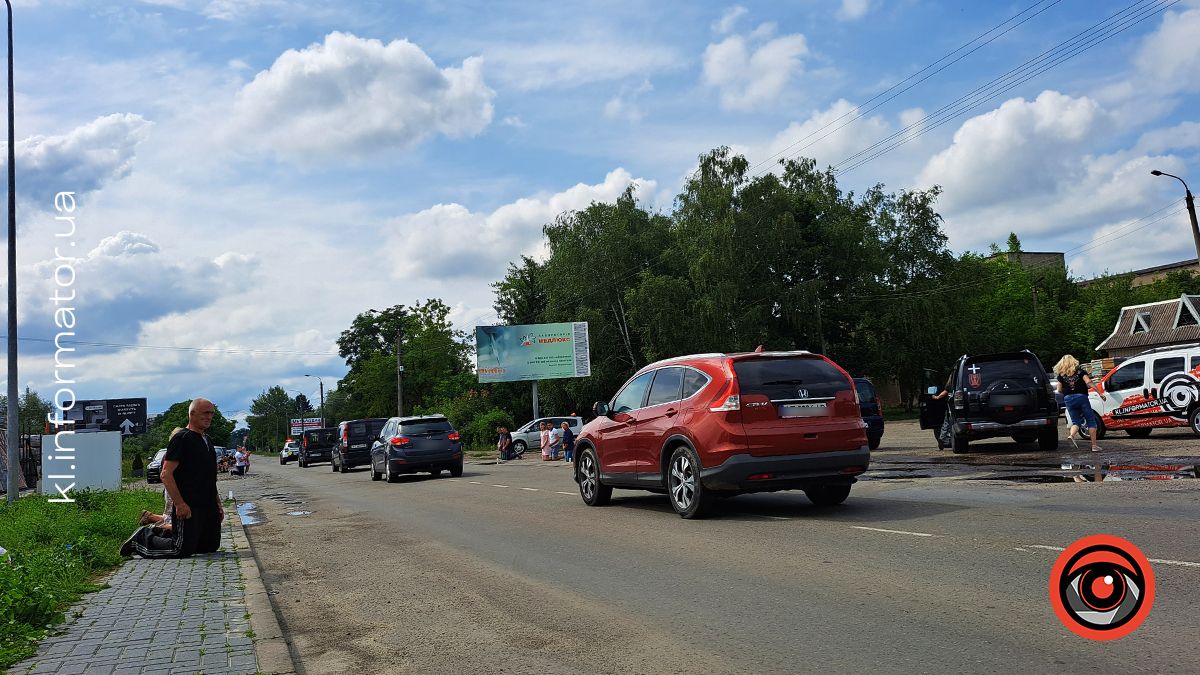 З квітами та навколішки на Коломийщині зустрічали загиблих захисників Василя Макарчука, Андрія Карпенюка та Віталія Черкаса 22