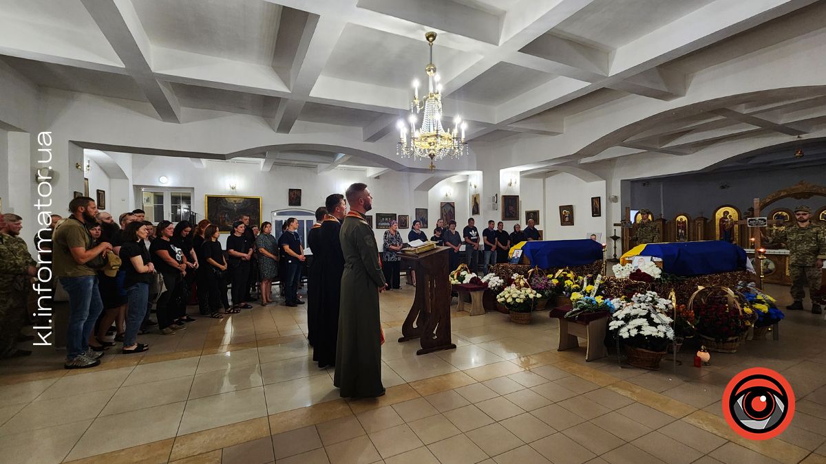 З квітами та навколішки на Коломийщині зустрічали загиблих захисників Василя Макарчука, Андрія Карпенюка та Віталія Черкаса 16