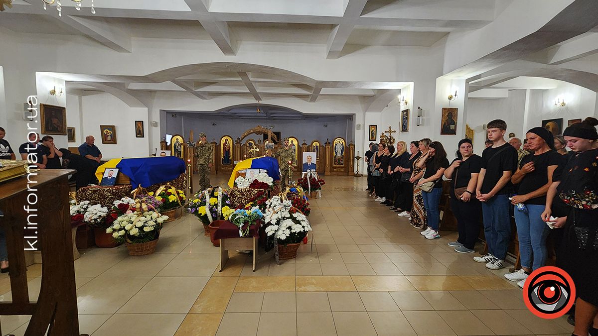 З квітами та навколішки на Коломийщині зустрічали загиблих захисників Василя Макарчука, Андрія Карпенюка та Віталія Черкаса 18