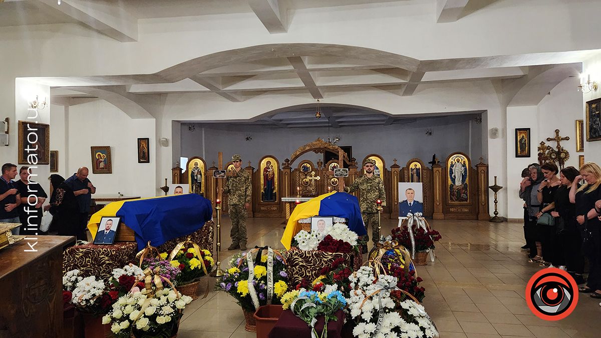 З квітами та навколішки на Коломийщині зустрічали загиблих захисників Василя Макарчука, Андрія Карпенюка та Віталія Черкаса 17