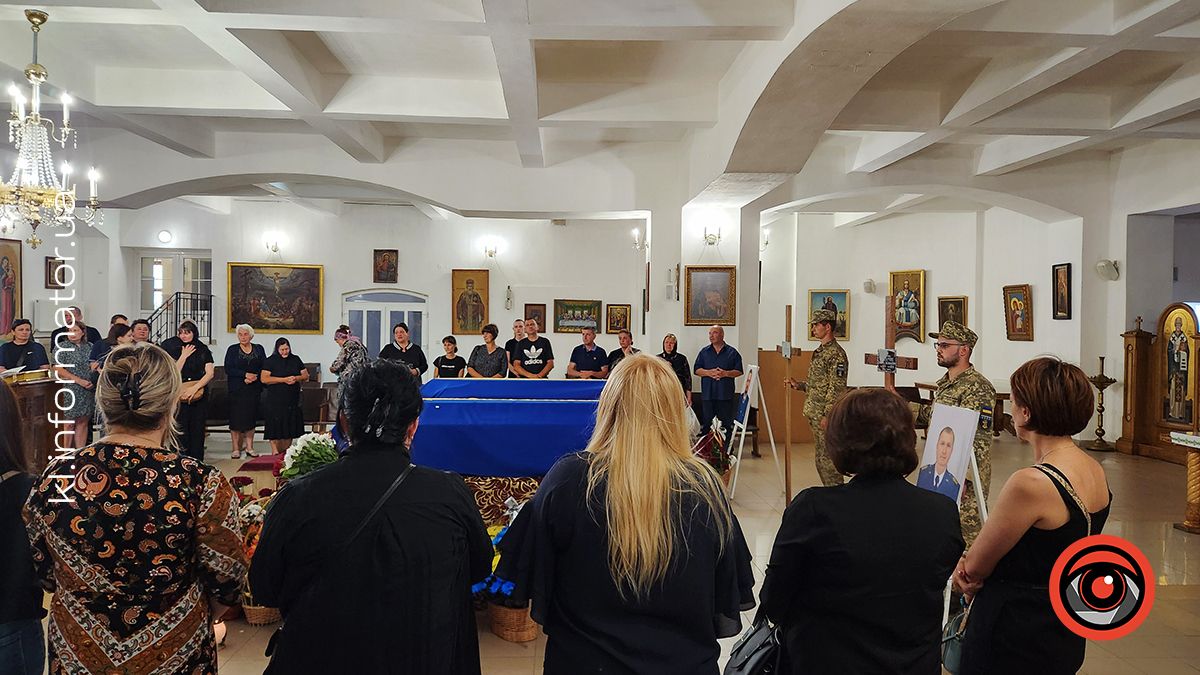 З квітами та навколішки на Коломийщині зустрічали загиблих захисників Василя Макарчука, Андрія Карпенюка та Віталія Черкаса 14