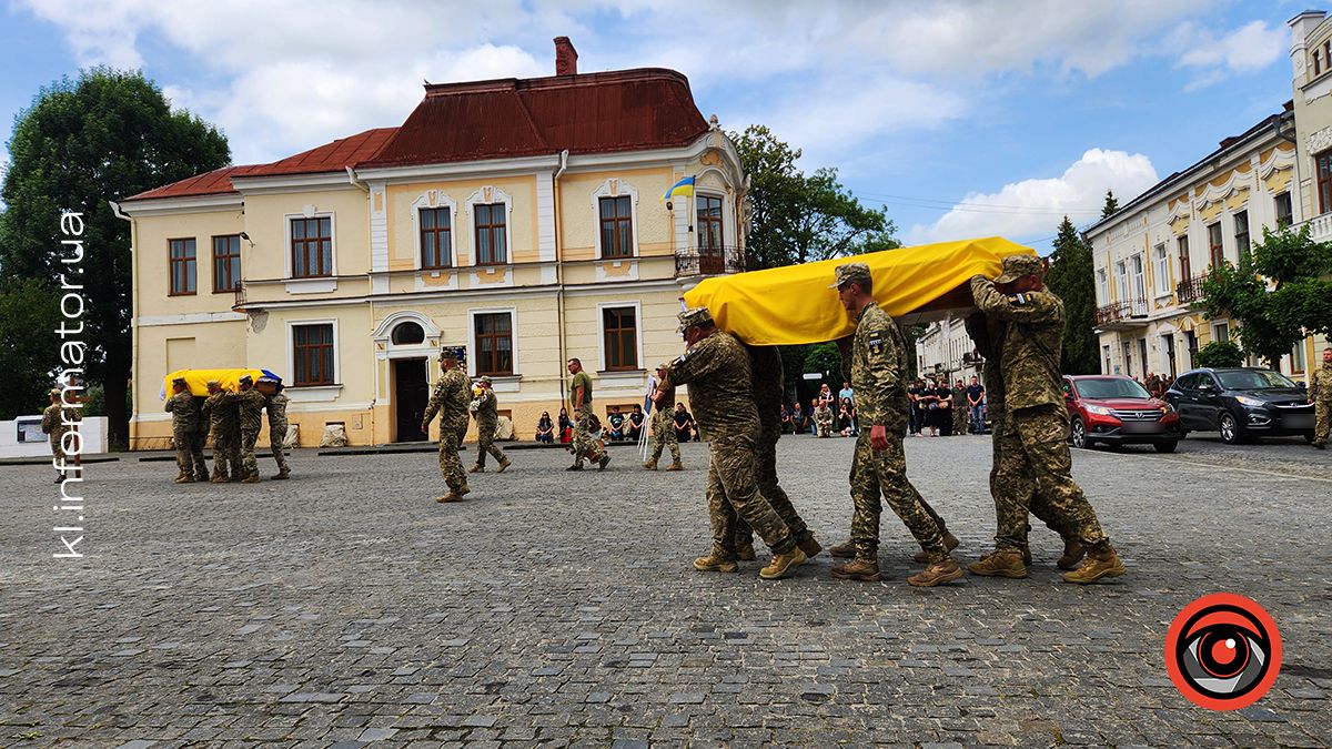 З квітами та навколішки на Коломийщині зустрічали загиблих захисників Василя Макарчука, Андрія Карпенюка та Віталія Черкаса 13