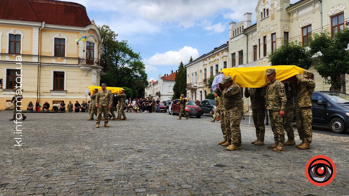З квітами та навколішки на Коломийщині зустрічали загиблих захисників Василя Макарчука, Андрія Карпенюка та Віталія Черкаса 11