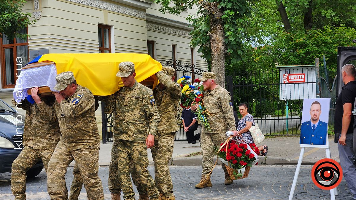 З квітами та навколішки на Коломийщині зустрічали загиблих захисників Василя Макарчука, Андрія Карпенюка та Віталія Черкаса 12
