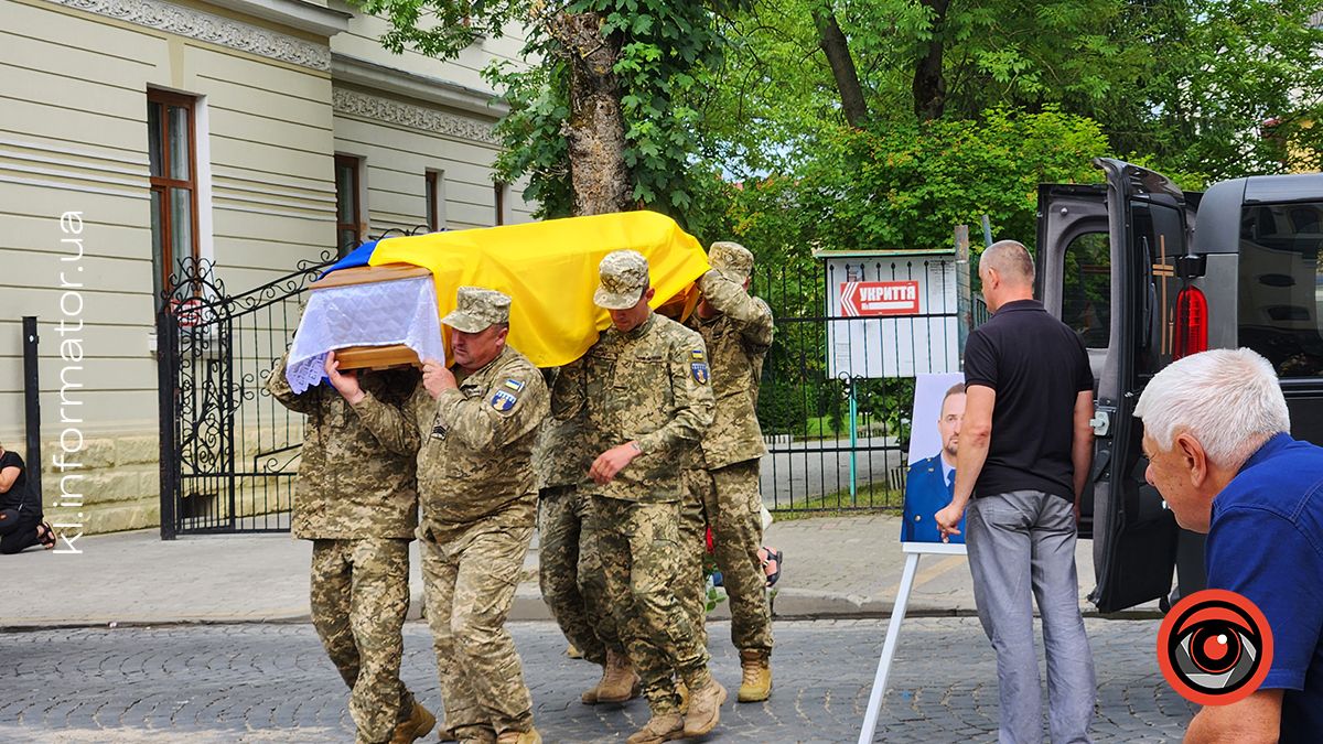 З квітами та навколішки на Коломийщині зустрічали загиблих захисників Василя Макарчука, Андрія Карпенюка та Віталія Черкаса 10