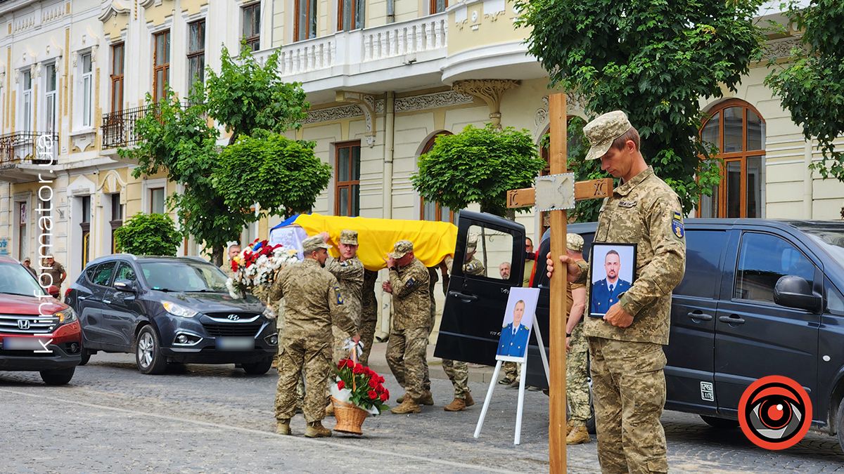 З квітами та навколішки на Коломийщині зустрічали загиблих захисників Василя Макарчука, Андрія Карпенюка та Віталія Черкаса 9